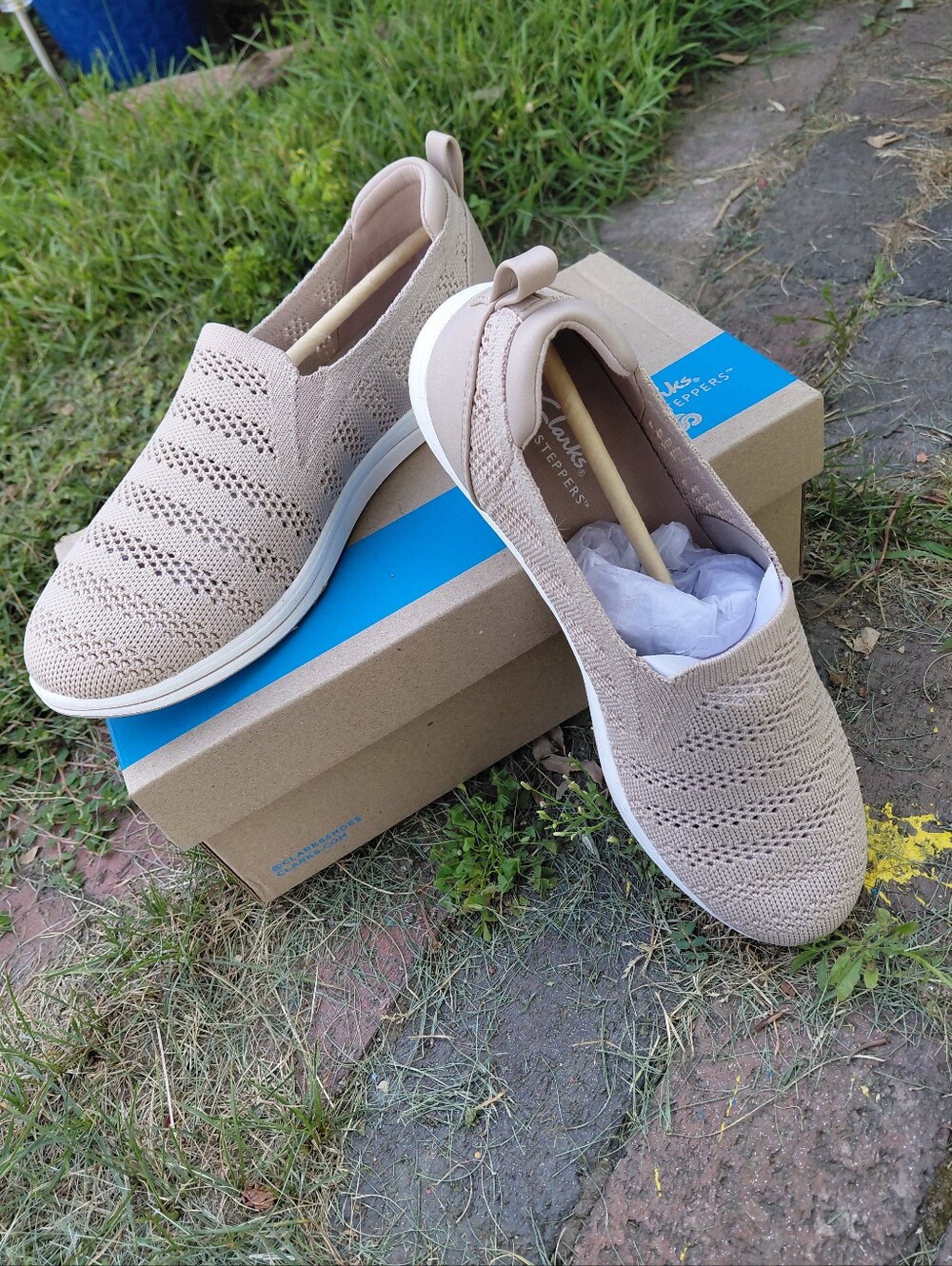NIB Clarks Breezy Izzy slip on shoes sand sable beige flyknit Womens 9